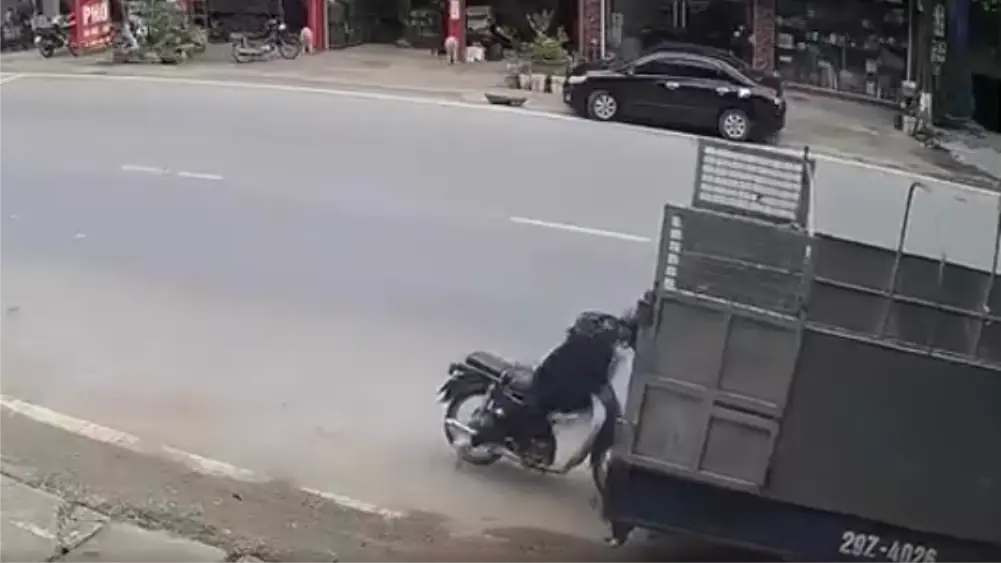 Xe máy lao vào đuôi ô tô tải